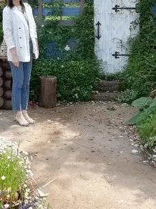 白いテーラードジャケット風の羽織りとデニムでシンプルコーデ