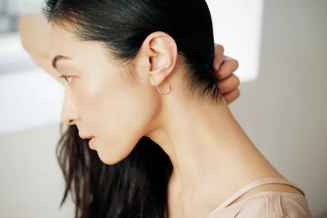 「見せすぎない、隠しすぎない、 知的で品格ある肌見せバランス」