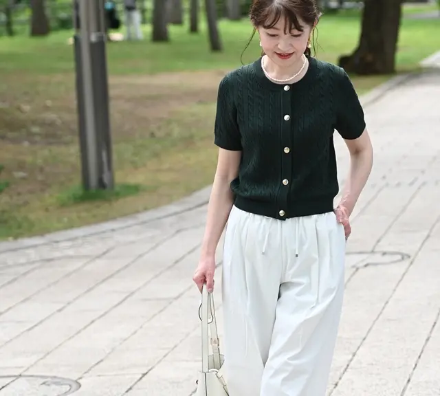 50代　GU ダークグリーンとホワイトでコーディネート