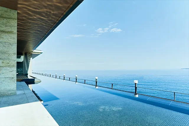 相模湾を一望にする水盤テラス