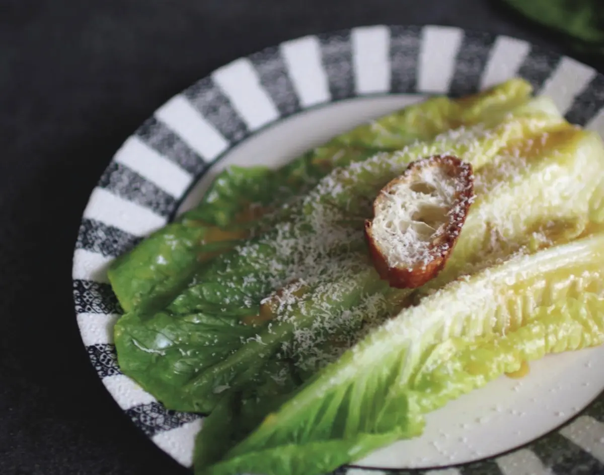 華組　細谷さん　）畑でとれたロメインレタスを使ったシーザー サラダ。お気に入りの大皿はメキシコの窯元でオ ーダーしたもの。「シーザーサラダはメキシコのホ テルが発祥なんです。そのレシピで作っています」