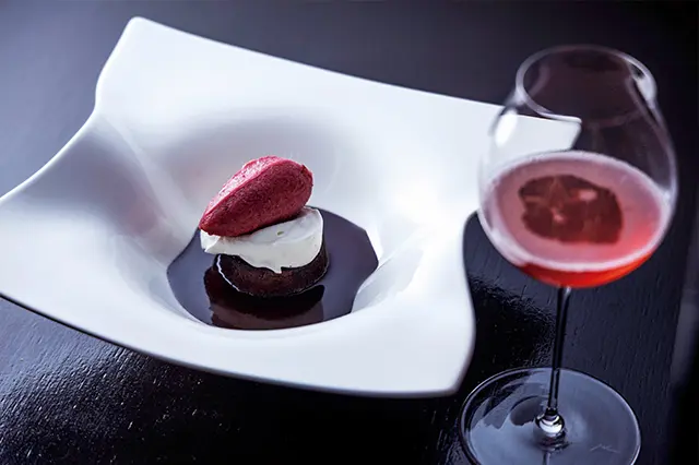 チョコとグリオットチェリーのデセール「フォレノワール」￥1,210。「ルイナール ロゼ」￥3,300