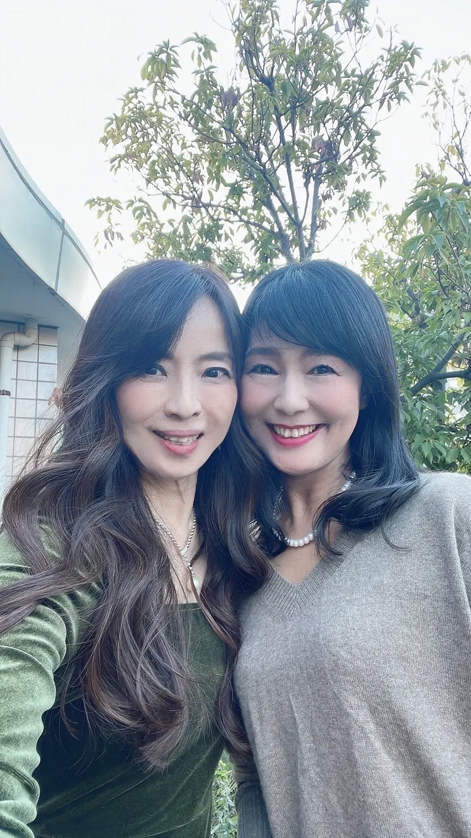 イベント、撮影会、撮影会イベント、カフェ・アマルフィー、テラス、ポートレート、パーソナルカラー診断、カラー診断イベント、ニット、茶色、薄茶、薄茶色、茶、Ｖネック、Ｖネックニット、ベロア、ベルベット、緑、深緑、冬、冬服、冬コーデ、ニットコーデ、ベロアドレス、ベロアワンピース、ワンピース、ベルベットドレス、ベルベットワンピース、ネックレス！パール、パールネックレス、ペンダント、パールペンダント、プラチナ、シルバー、プラチナネックレス、シルバーネックレス、ミディアム、ボブ、ロングボブ、ワンカール、ロングヘア、ロング、巻き髪、ワンレン、ワンレングス、綺麗髪、ツーショット、女子、リンクコーデ、4階テラス、テラス席