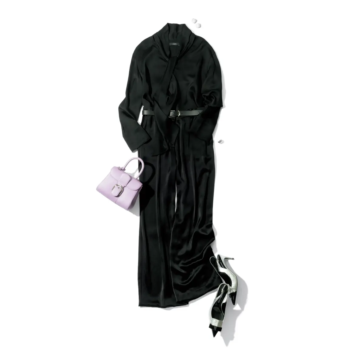 ボウタイシャツとパンツのオールブラックコーデ