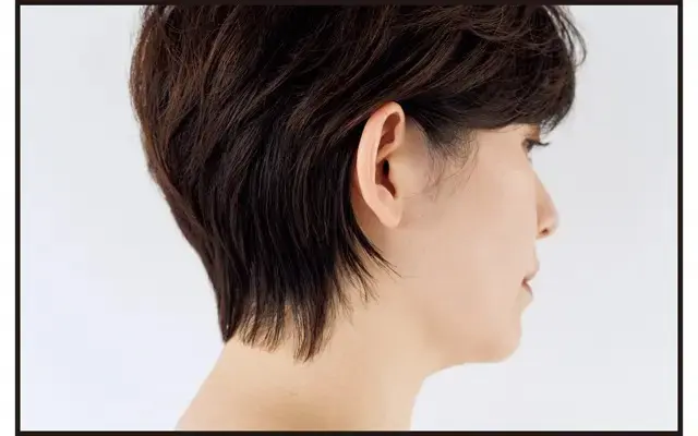 【50代髪型・ヘアスタイル】ウルフを取り入れたメリハリ“こなれショート”