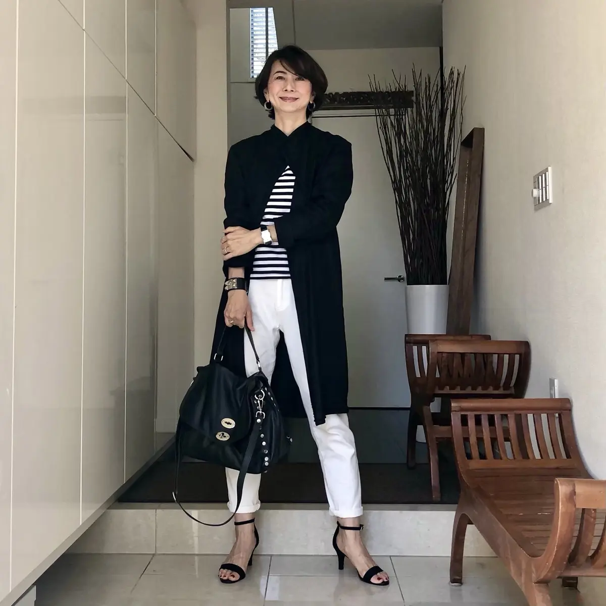 リネンコートコーデ、ベージュ＆黒の画像_3