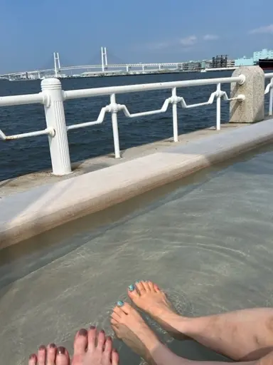 横浜山下公園で。海を眺めながら足湯の画像_1