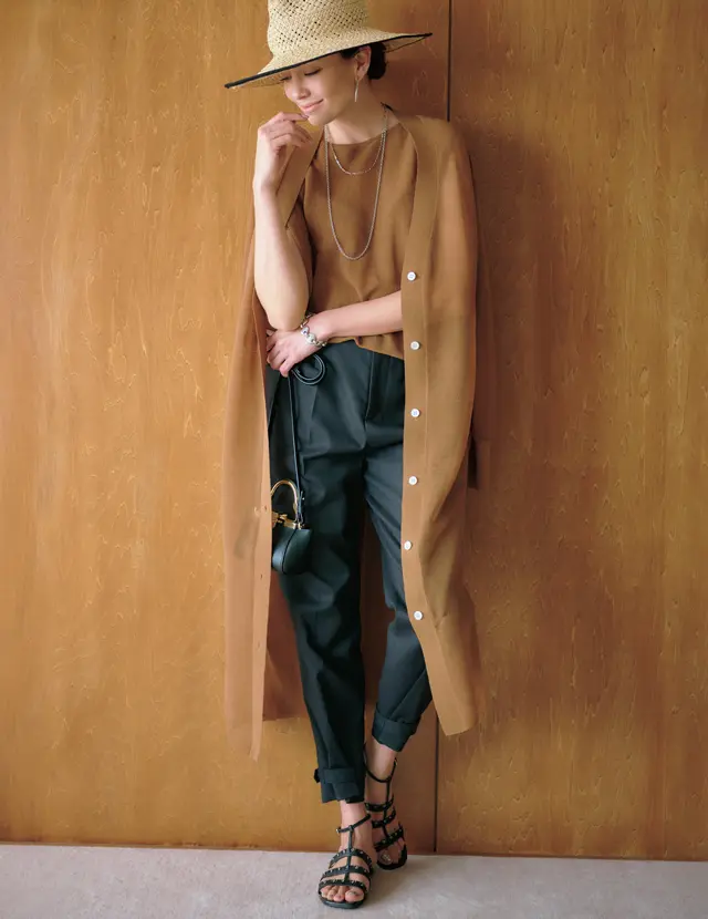 レザーベルト×スタッズのフラット靴を履くRINA