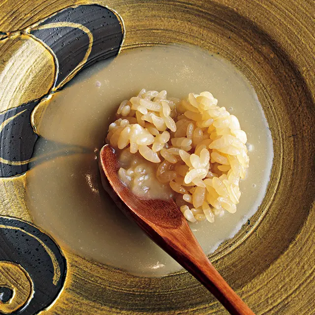 「ノドグロの湯葉包み 牡蠣ソース」のソースには酢めしをのせてリ ゾット風に。ソースは牡蠣20kgを使用（！）