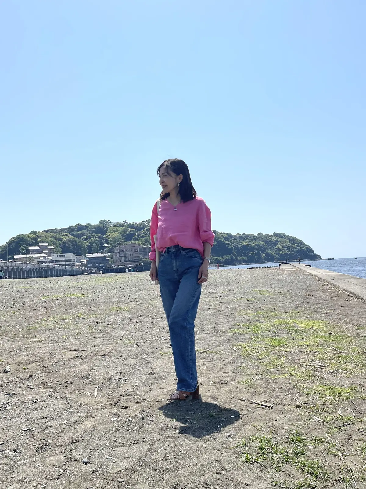 ピンクのリネンシャツとデニムで海散歩とバの画像_5