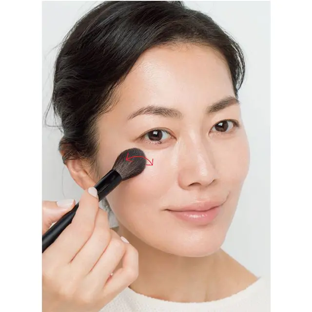 頰の高いところは 短いカーブを描くように