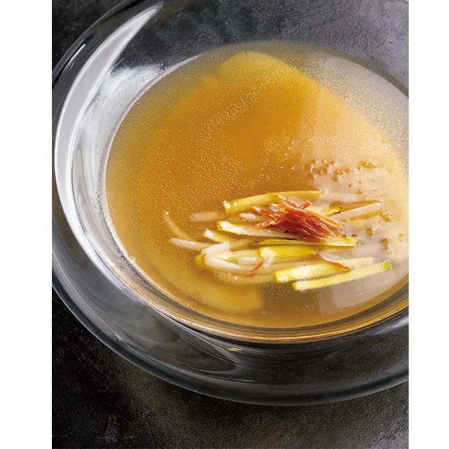 2日がかりで仕込む濃厚で後味のよい上湯で煮込んだ「フカヒレ姿煮」。