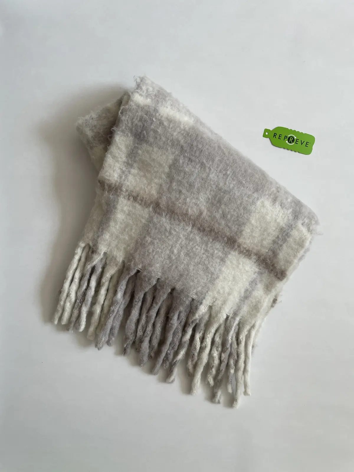 。白。a.v.v。アーベーベー。ストール。マフラー。チェック。タータンチェック。白タータンチェック。ペットボトル。リサイクル。エコ。SDGs。