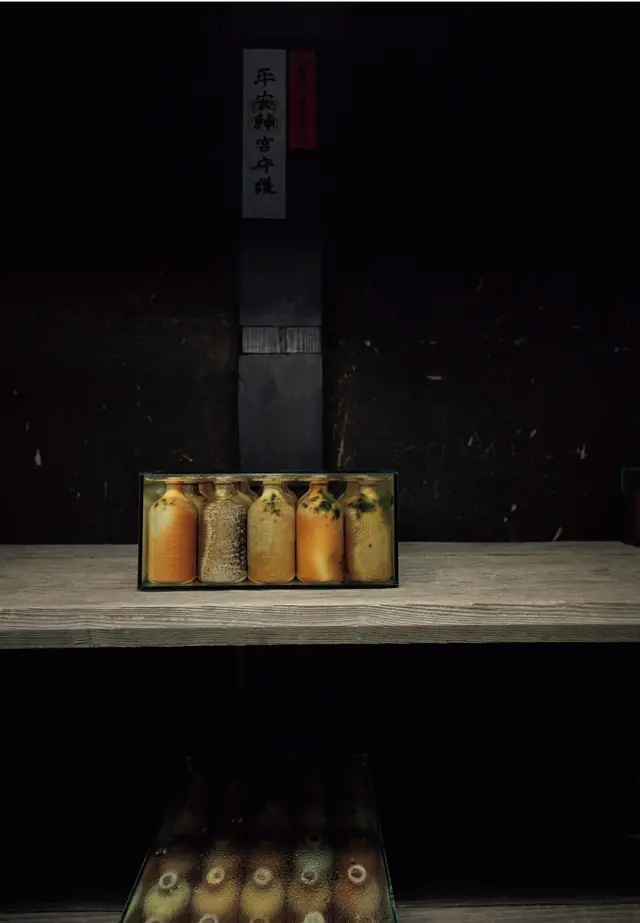 今年4/3まで開催されている本田健による木炭画と、尾花智子による陶器の彫刻的アレンジメントの展示。