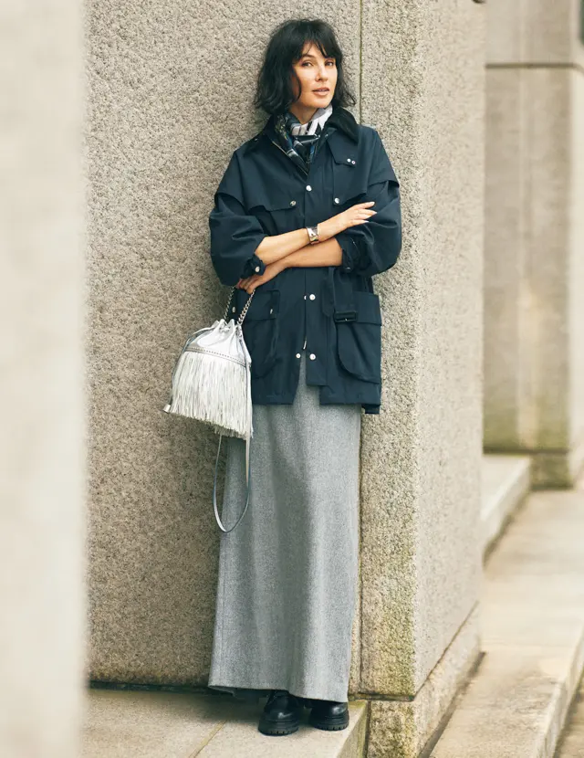 長め丈アウターとボトムを一体化させて全身をIラインに