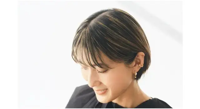 ベースは地毛のまま、白髪の目立つフロントを中心にブリーチでハイライトを。