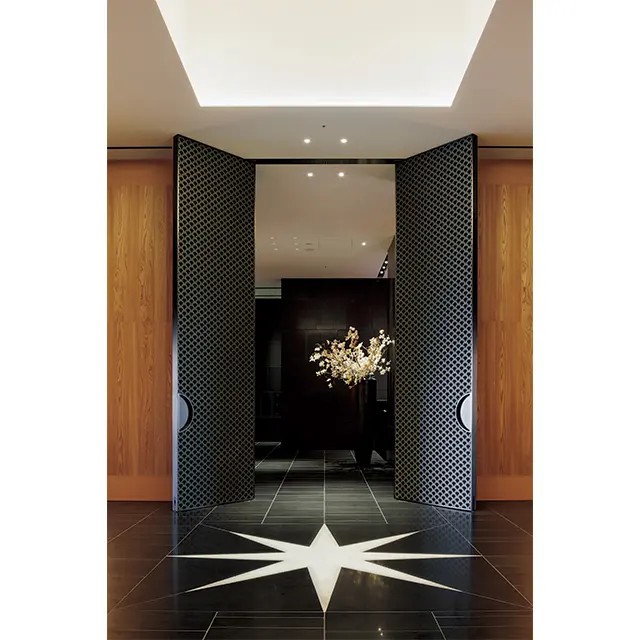 40階のエレベーターを降りて、ロビーへと 進むと、ブランドのシンボルでもあるエイト ポイントスターがゲストを出迎える。