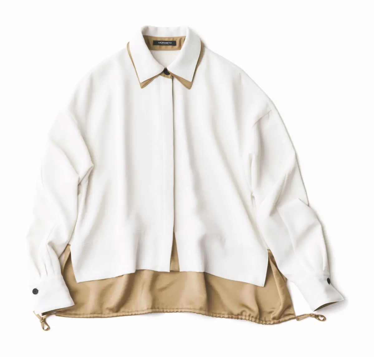 技に富むブラウスは お出かけシーンにも重宝　2枚重ね の襟、背面の配色切り替えなど凝ったディテールが、 とろみ素材をよりドレッシーに魅せて。すそのコード を絞るとシルエット変化も楽しめる。ブラウス￥75,900／キング（モラビトプルミエ）　