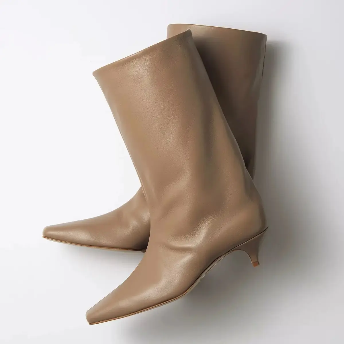 素材感あるスカートに合わせたい！ ＞＞ NEBULONI Eのミドルブーツ