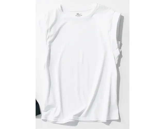 二枚仕立てにしたアームホールが“わきに余裕を生み出す”ロゥタスのノースリーブカットソー