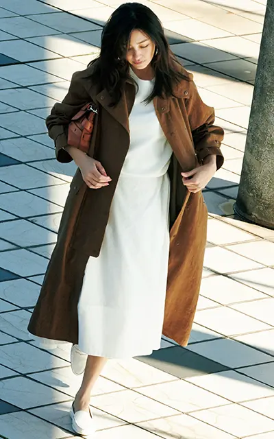 ドライな質感のリネンコートコーデのRINA
