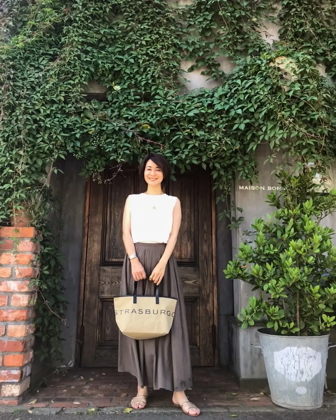 ロゴトートを持ってお洒落なパティスリーへの画像_1