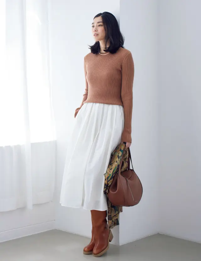 純白のスカートとなら華やかカジュアルに