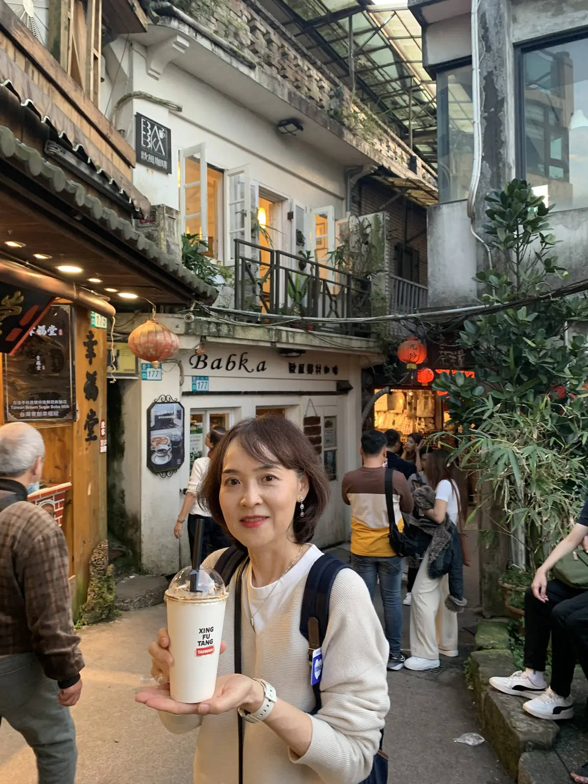 タピオカドリンクを持つ女性