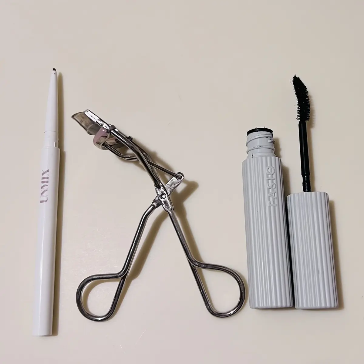 使用するカーラー、マスカラ、アイライナー