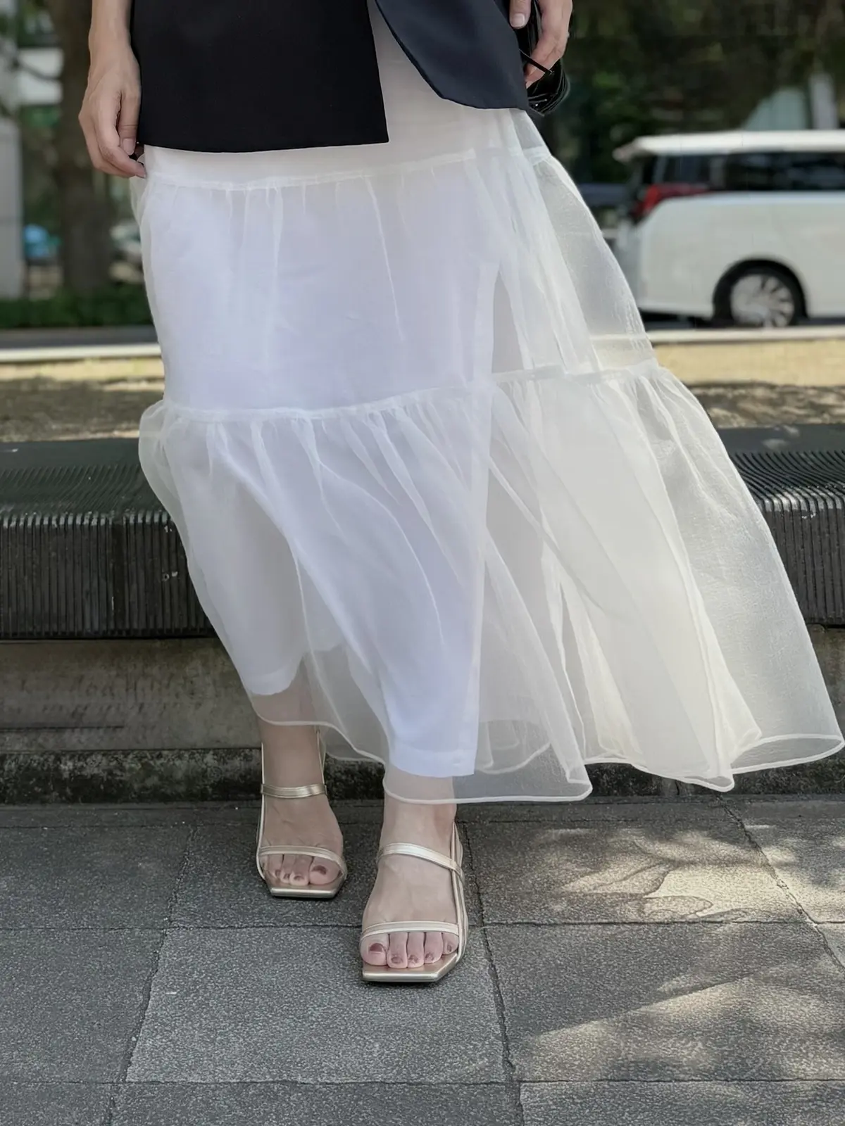 GU 黒ジレ　白チュールスカート　　ゴールドサンダル　アラフィフ　50代　ジレコーデ