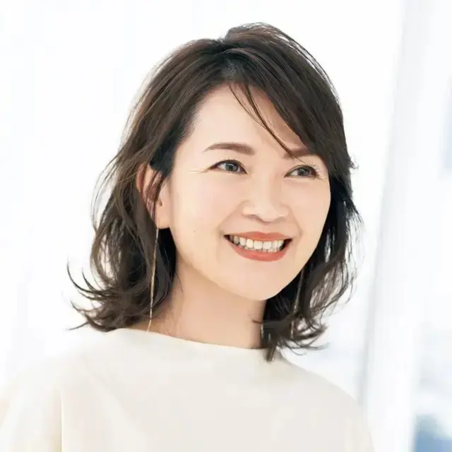 ボリューム感とつや感が若々しい「50代のミディアム」今どきスタイル34選