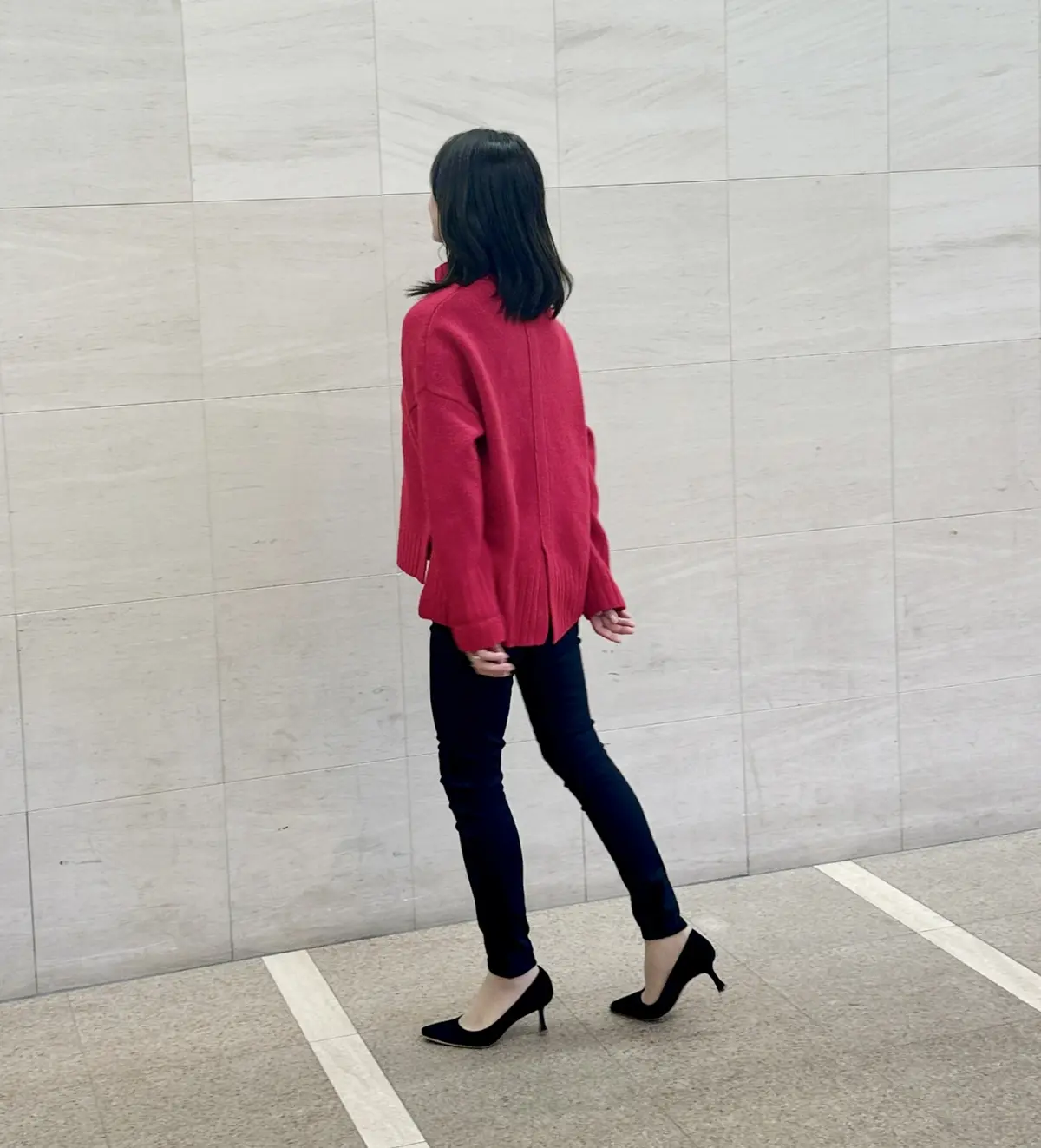 華やか赤ニットの大人コーデの画像_3