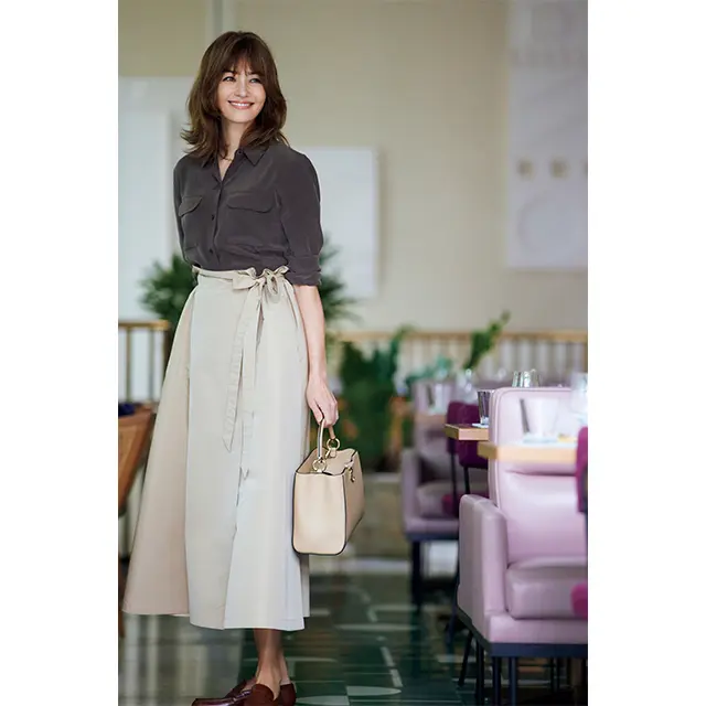 胸ポケット＆コーヒーブラウン。 サファリ系もシルクでつややかに