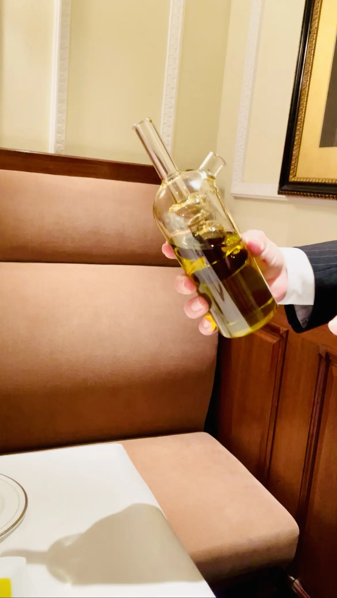 巴里夕顔、銀座、フレンチ、フランス料理、アール・ヌーヴォー、内装、芸術品、アート、女子会、ガラス瓶、ソースボトル