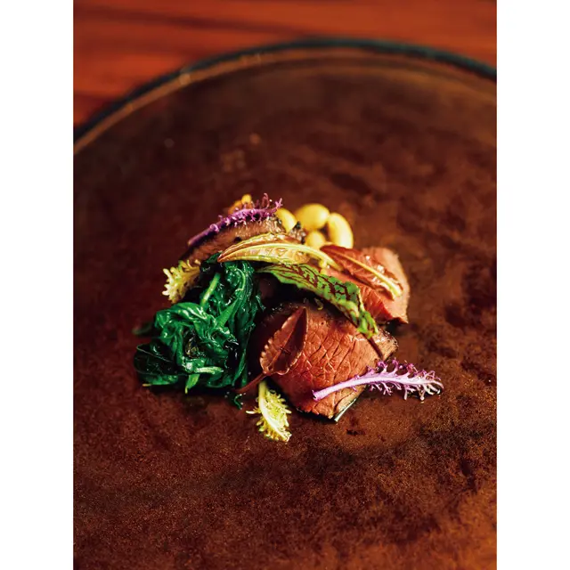 ミシュランガイドで一ツ星に輝いた本館のメインダイニング「早苗饗」では、自然の山菜や伝統野菜を中心にしたコース料理を。