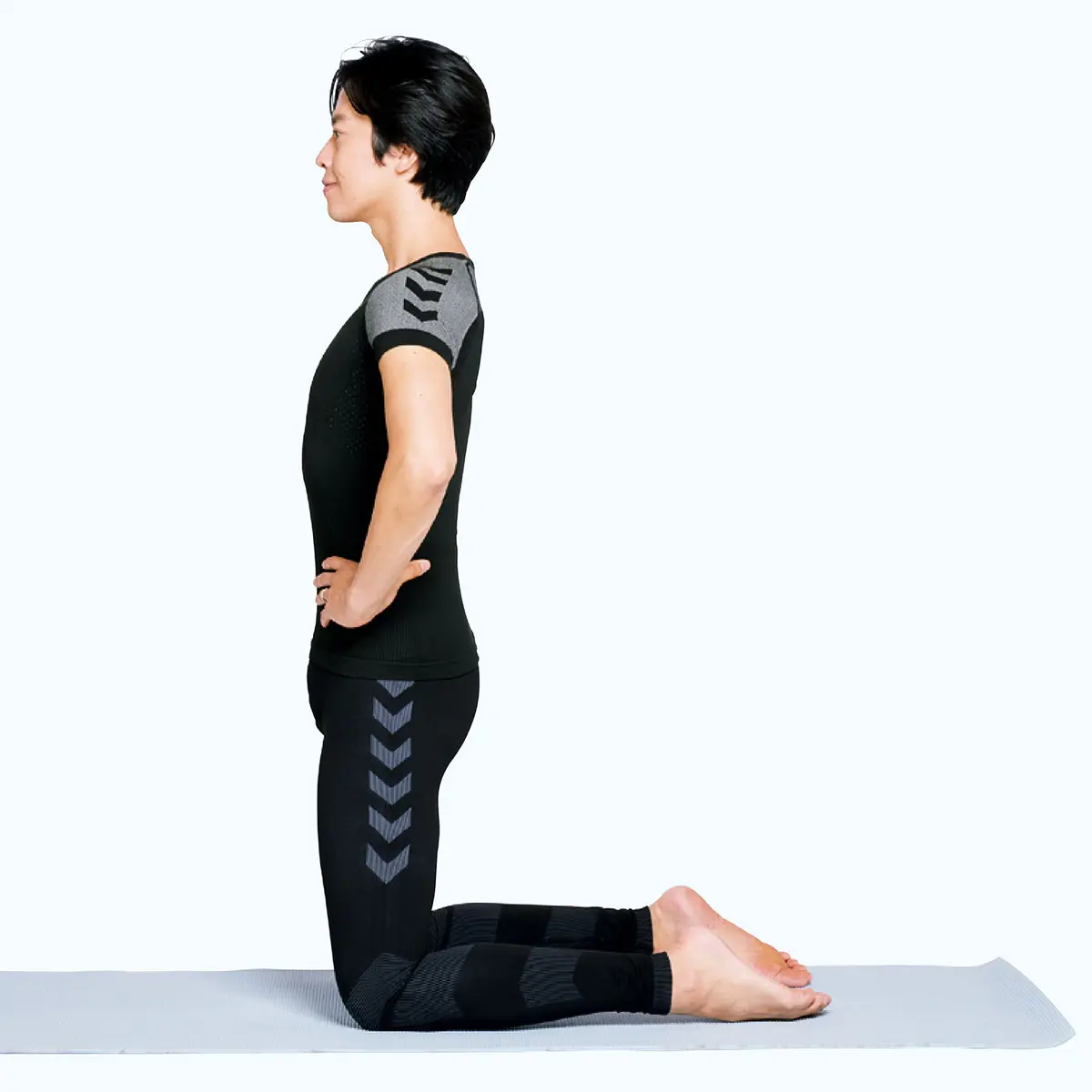 OurAge×Webエクラ　膝立ちで膝を腰幅に開き、両手を腰に添える