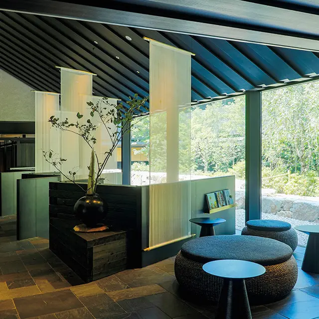 中庭と調和するロビーラウンジ