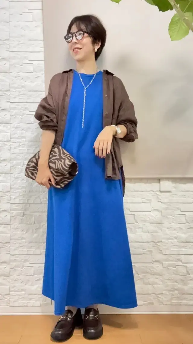 ブラウンのシャツ