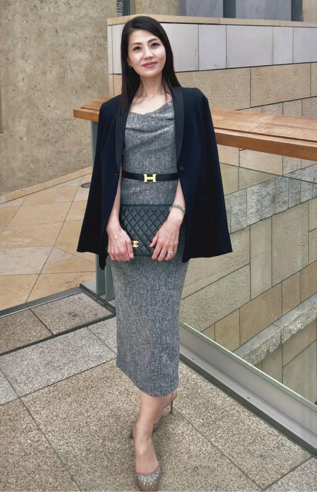 華組　新メンバー紹介　小泉雅恵さん（47歳）　「お客さまと会うときの着こな し。ジェンヌのワンピースとト ゥモローランドのジャケットで きれいめに。奇をてらわず、翌年も着られる上質なアイテムを 提案するようにしています」