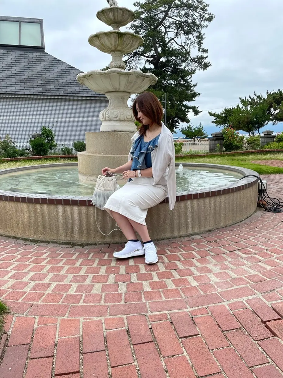 噴水　座る女性