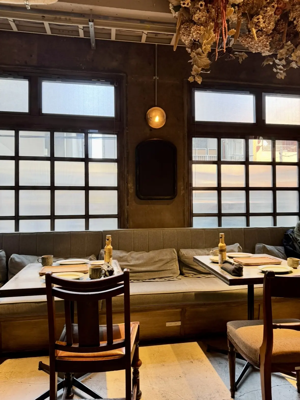 テーブル席　インテリア