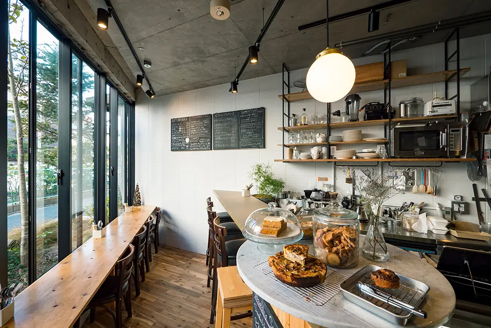 ウッディなインテリアが落ち着く、居心地のいい店内