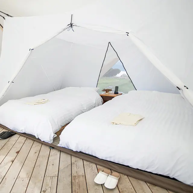 客室は特別に開発された50㎡のテントを、100㎡のデッキに備えたもの