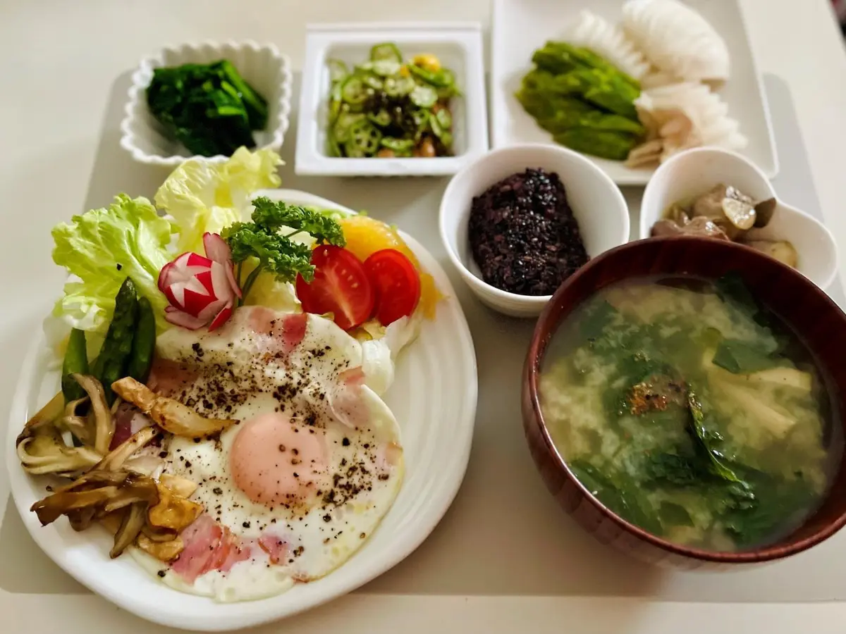 OurAge×Webエクラ　【２日目】メニュー：ベーコンエッグ＆サラダ＋しめじとアスパラのグリル、ほうれん草のおひたし、オクラのっけ納豆、ぬか漬け、レバーとしょうがのさっと煮、雑穀米（前日と同じ）、味噌汁（葉物いろいろ・豆腐・油揚げ）