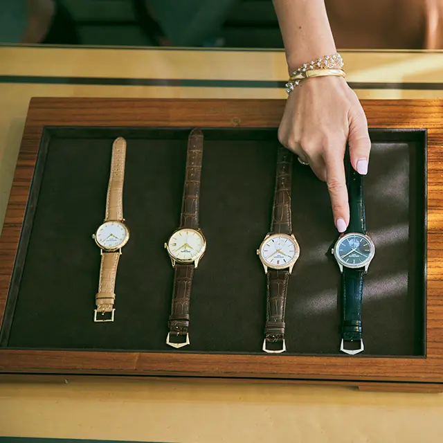 大草さんの目にとまったのはホワイトゴールドとつややかな黒のアリゲーターストラップのメンズモデル