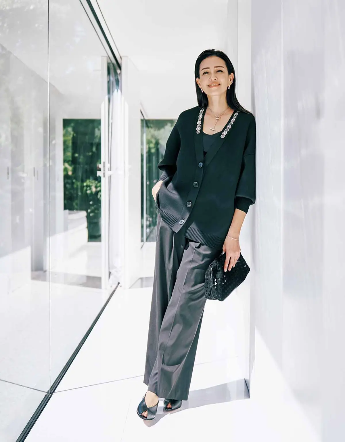 ネックラインのビジューが、 　　黒の装いにモダンな華やぎをもたらす