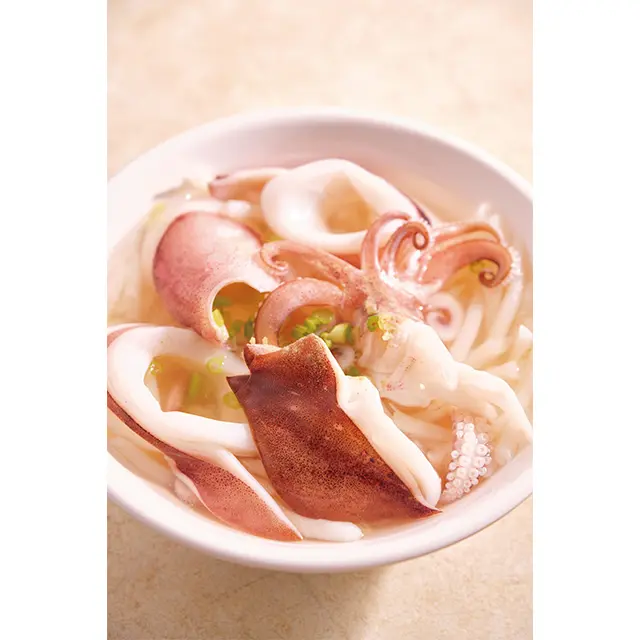 厳選したイカとニョッキのよ うな白米100％の麵入り