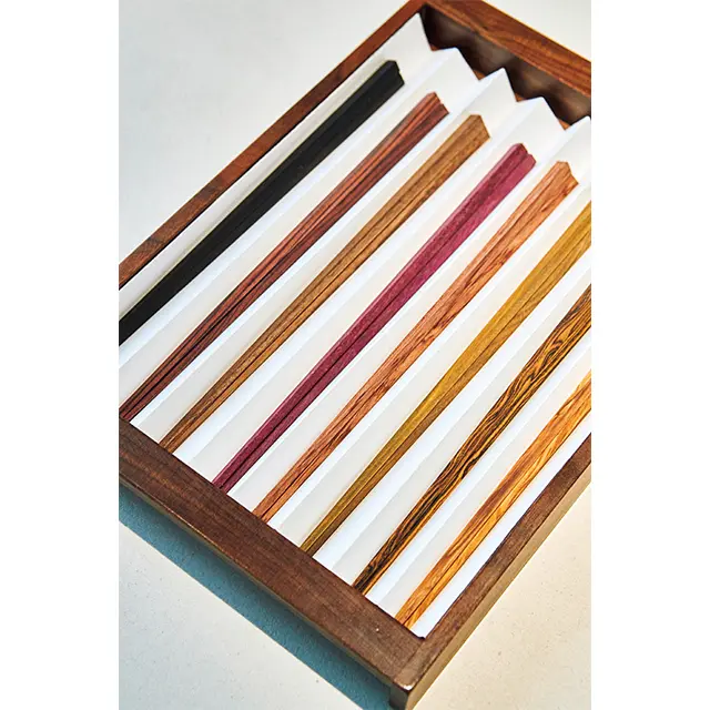 素材と色が異なる箸から好きな箸 を選ぶ。カトラリーもあるが気楽 に食べてもらいたいという思いか ら