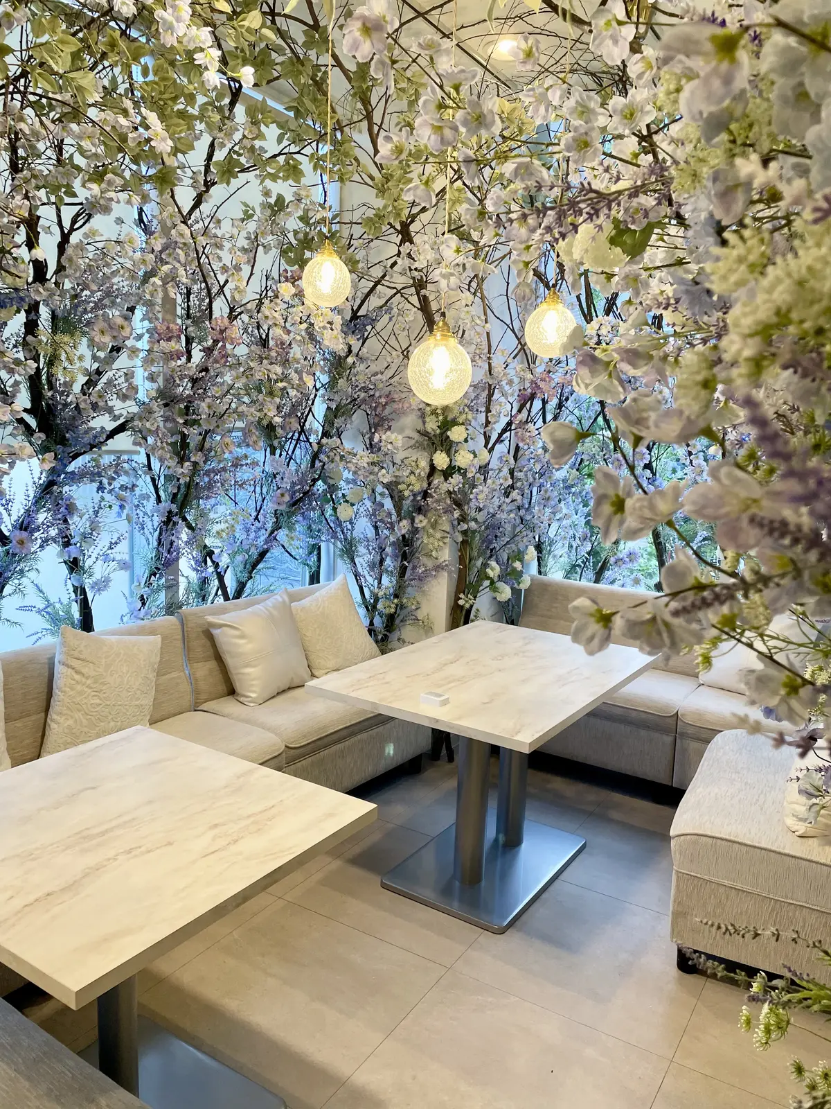 HAUTE COUTURE BRUNCH 、ラベンダーの世界、ラベンダーのお花、ラベンダー畑、期間限定、オートクチュールブランチ、外観、ガラス張り、入り口、ラベンダー、期間限定、可愛い、可愛いお店、カフェ、レストラン、オールダイニング、焼きパスタ、マフィオーゼ、トマトソース、フリッター、フライ、ポテト、可愛い、ランチ、女子会、サラダ、フルーツサラダ、オレンジジュース、ピンクグレープジュース、エビ、エビのフリッター、海老、ウサギ、置物、飾り、可愛い、ラベンダー、ラベンダー畑、お花、お花の世界、お花の国、ソファ席、寛ぎ、個室、VIPルーム、パーティールーム、会食、青山、外苑前、ペンダントランプ、ガラスの照明、ダイニングランプ、ガラス張り、サンルーム