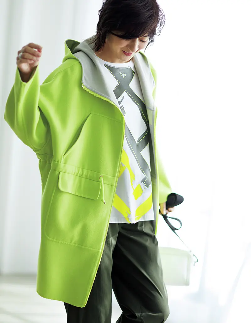 旬のライムグリーンはグレーとの上品配色で大人のムードに